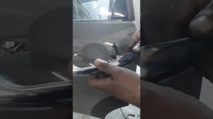 MINI-купер снимаем заднюю ручку двери