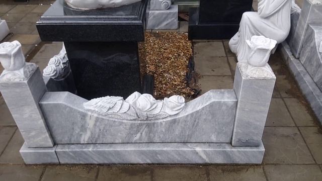 Резной памятник с розами из серого мрамора смотреть онлайн