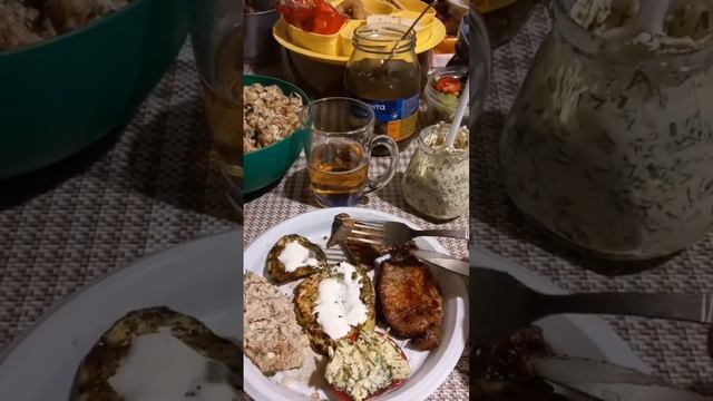 Жареные мясо, кабачки и салатик на ужин на даче так вкусно.