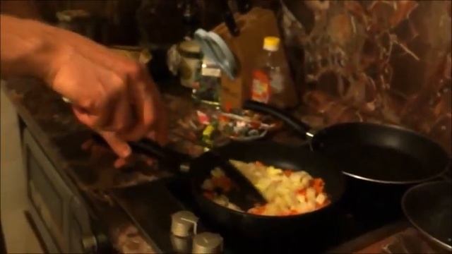 Курица в кляре, с томатным соусом и запеченной картошечкой смотреть онлайн