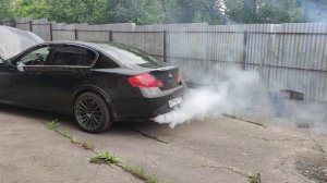 Дымит Инфинити G25