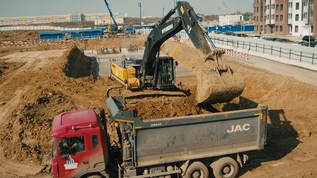 Работа экскаватора и самосвала в ГенСтройТрансе