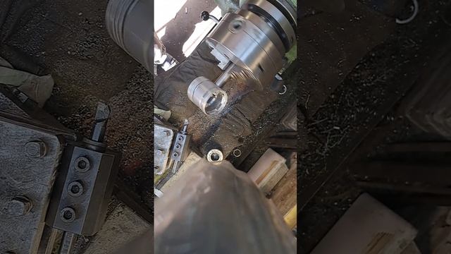 проточка канавок под стопорные кольца в поршне... смотреть онлайн