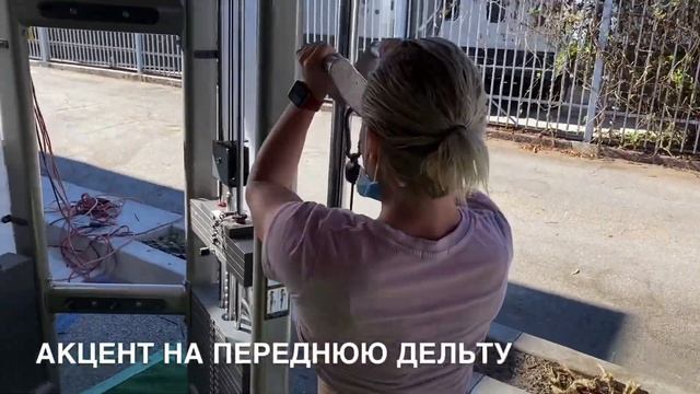 ПРИСЕДАНИЯ С ЖИМОМ ПЕРЕД СОБОЙ НА НИЖНЕМ БЛОКЕ/ Front squats with shoulders press  #glutes