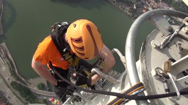 World Highest Urban Climbing at Macau Tower, 338 meter. смотреть онлайн