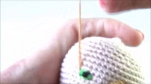 Как вышить глазки вязаной кукле // мастер-класс toyfabric