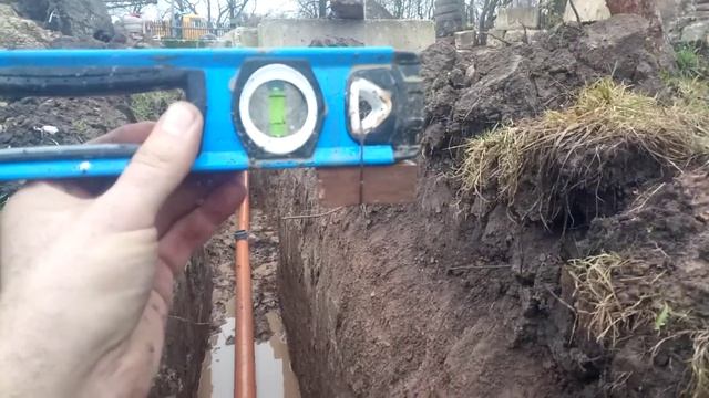 Простой способ, укладки канализационной трубы с заданным уклоном.