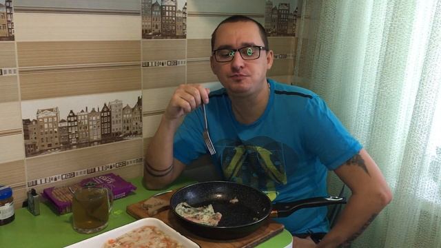 Мукбанг/Яичница с колбасой на сковороде/Чаёк