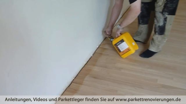 Grundierungsauftrag mit Pinsel im Randbereich vom Parkett