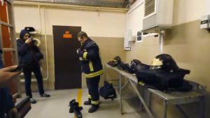 Пожарный одевается