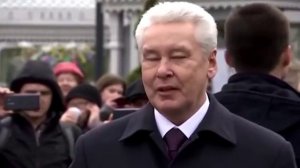 Телохранитель ФСО  бдительно охраняет мэра Москвы Собянина