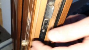 Фурнитура после регулировки не прижимает створку к раме, дует и сифонит, прокручивается цапфа, роли