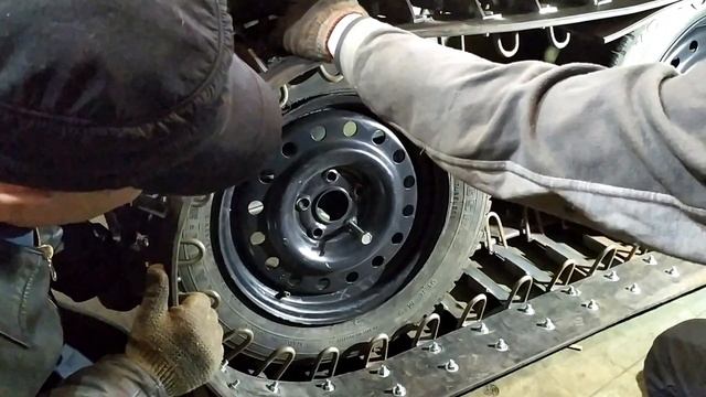 Замена колеса на гусеничном вездеходе,не расшивая гусянку. смотреть онлайн