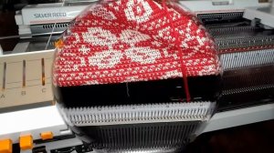 Обзорный ролик по вязанию детской шапки с ушками в технике ДФЖ на вязальной машине.