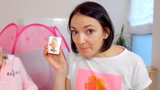 Ханна и мама играют в прикольную игру ВЫДЕРНИ МОРКОВКУ смотреть онлайн