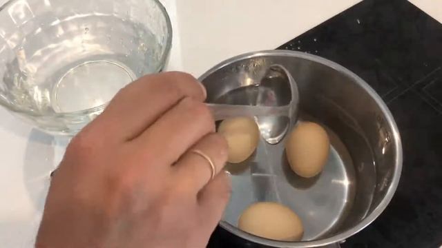 Как сварить яйца в смятку или крутую смотреть онлайн