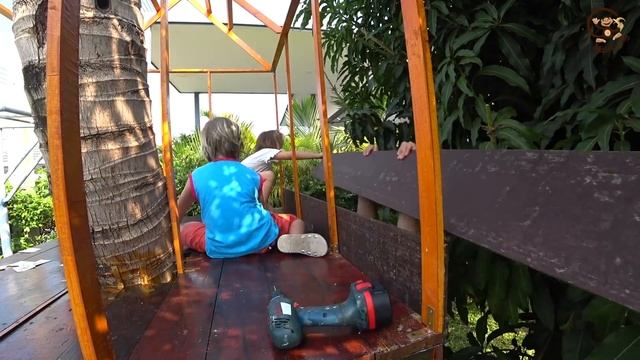 Милан и Папа строят детский домик на дереве для детей и игрушек. МанкиТайм смотреть онлайн