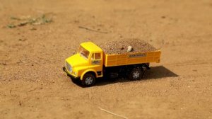 Экскаватор и грузовики. Возим деревья