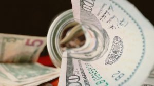 Какой рукой брать сдачу в магазине?