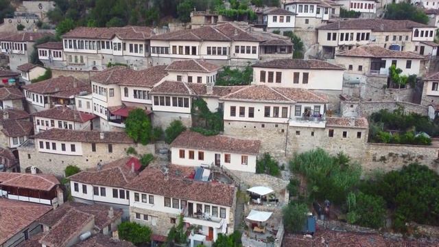 ALBANIA keeps surprising us (BERAT: The City of a Thousand Windows) смотреть онлайн
