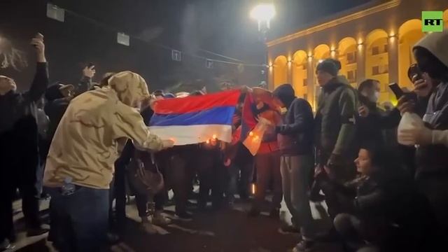 Безумие продолжается: протестующие в Тбилиси демонстративно сжигают флаг России. Видео