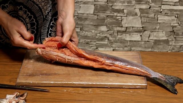 Как отделить рыбу от кости - простой способ! смотреть онлайн