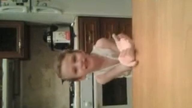 Мой братишка рассказывает стих про осень! смотреть онлайн