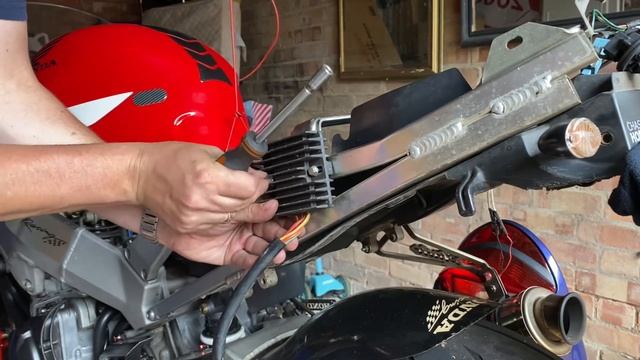 Honda CBR 929 RR Fireblade Regulator Rectifier Replacement смотреть онлайн