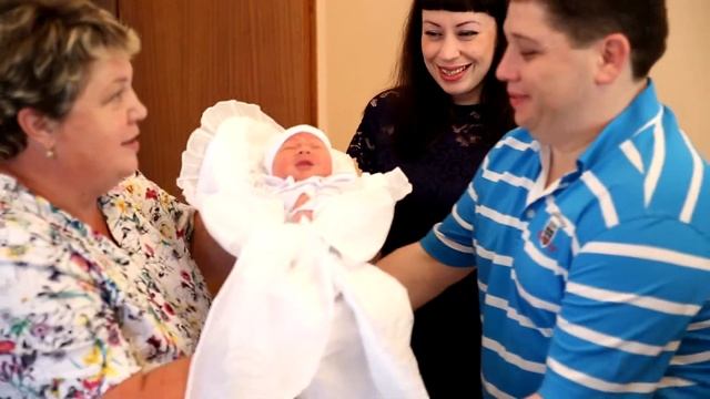 Выписка из роддома малыша, интервью родителей