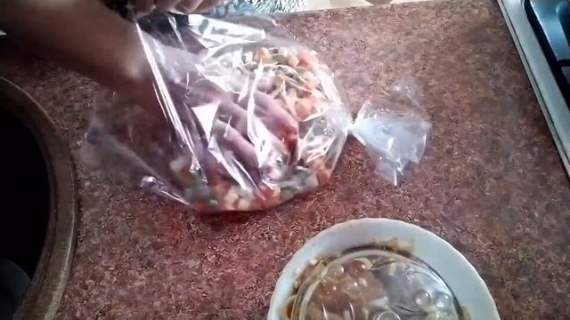 Курица запеченная с овощами в рукаве.