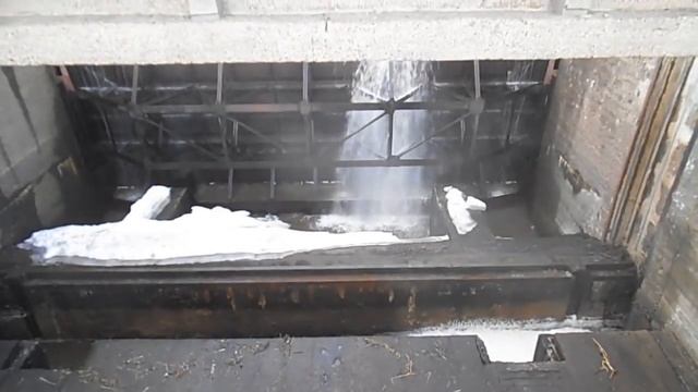 Иваньковская ГЭС - Вода переливается через затвор смотреть онлайн