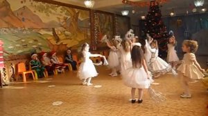 Танец Снежинок под песню "кружатся снежинки"