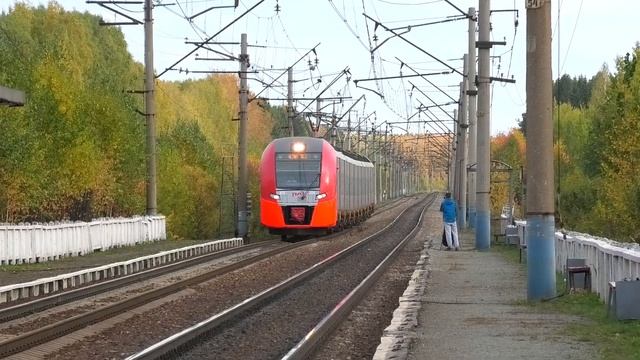 ЭС2Г-004 "Ласточка" сообщением Екатеринбург-Пасс. — Нижний Тагил пролетает о.п. Шайтанка смотреть онлайн
