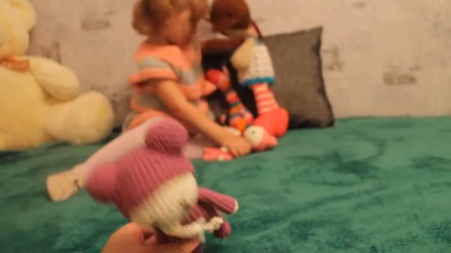 Настя показывает ее любимые куклы. Кукла жираф, кукла Таня, маленький мальчик и девочка)) смотреть онлайн