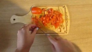 Салат с крабовыми палочками, сыром и помидором