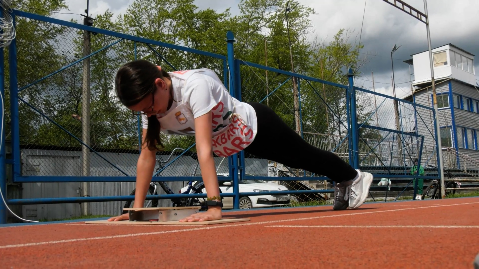 Спорт 1500. Тренировки на открытом воздухе. Спортсмены соревнуются. Спортсмен профессионал.