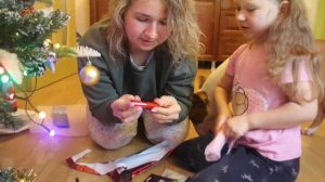 Сюрприз перед Рождеством! Мама и Ева распаковывают подарки.