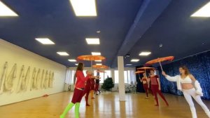 Уроки . Китайский танец с зонтиками, группа, Две колоны под счёт