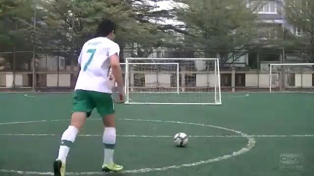 Парень исполняет штрафные удары смотреть онлайн