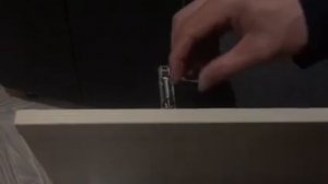 Ремонт петли на корпусной мебели. Почему хлопает дверца.