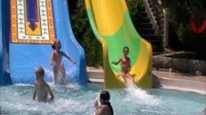 Kids on water slide. Отдых в Турции с детьми. Детские водные горки в Hotel Royal Holiday Palace.