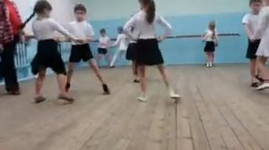 Дети танцуют вальс