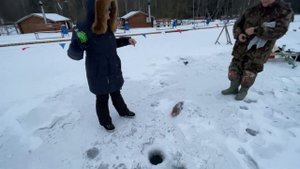 Зимняя рыбалка на пруду. Ловля на вибы