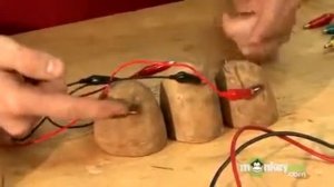 Через картофель питаем светодиод