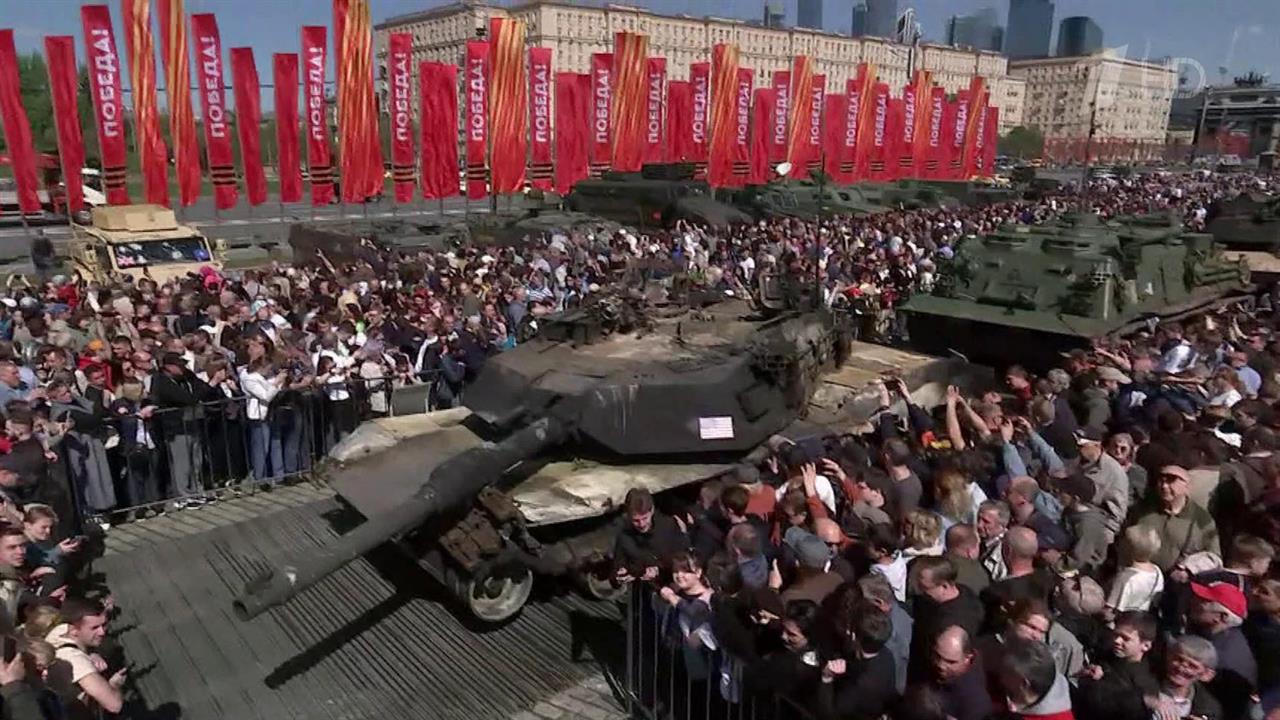 У стен Музея Победы открылась выставка трофеев, которые захватили российские военные в зоне СВО