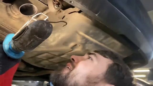 Делаем ТО на Мерседес S 221 – Замена масла двигателя смотреть онлайн