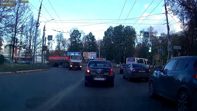 Слетел прицеп с бензовоза на перекрестке. смотреть онлайн