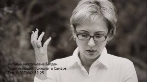 Ребенок сосет палец