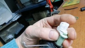 Toyota Avensis . Сломана тяжка язычка люка бензобака. Ремонт пластикового элемента.