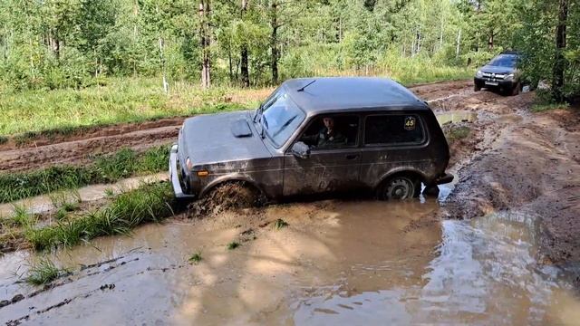 Лужа неберучка. Сегодня доминировал Дастер. Дорога на оз. Щучье смотреть онлайн